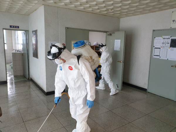 지난 24일 부산 서구 보건소 관계자들이 감천항 부산항운노조 감천지부 사무실을 방역 소독하고 있다./사진=연합뉴스