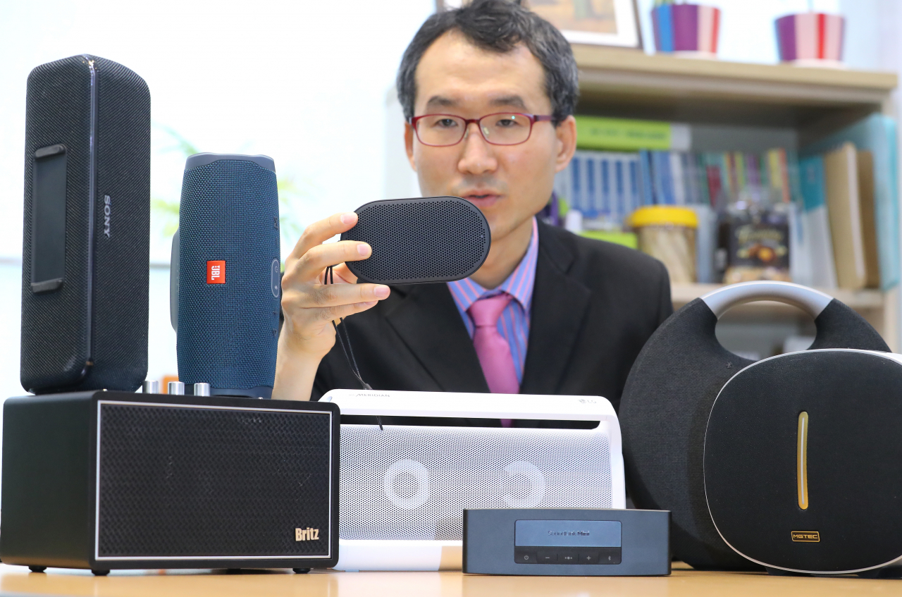 한국소비자원 관계자가 25일 세종시 정부세종청사에서 열린 블루투스 스피커 비교정보 생산 결과 브리핑에 앞서 평가한 8개사 제품에 관해 설명하고 있다. / 사진=연합뉴스