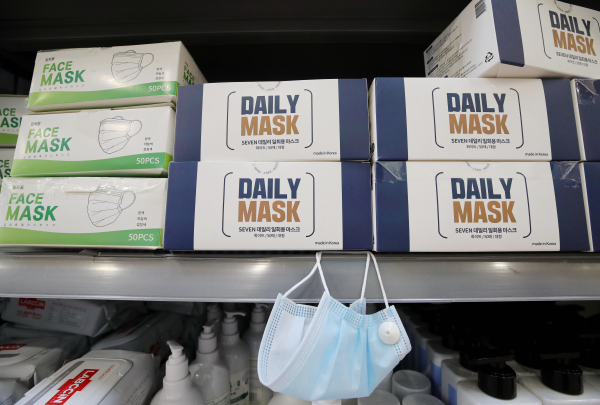 사진은 지난 16일 서울의 한 대형마트 판매대의 일회용 마스크. / 사진=연합뉴스