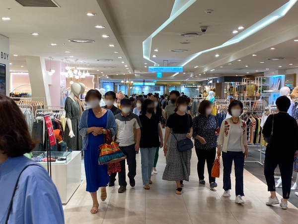 대한민국 동행세일이 시작된 26일 소비자들이 롯데백화점 영등포점에 들어서고 있다. /사진=박지호 기자