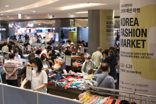 26일 오전 서울 롯데백화점 잠실점에 마련된 '코리아패션마켓'행사장에서 시민들이 쇼핑을 하고 있다. / 사진=연합뉴스
