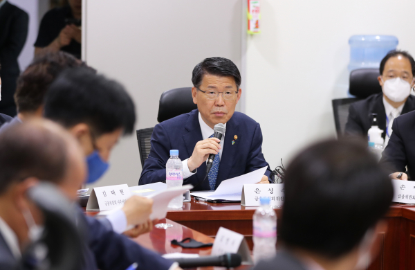 은성수 금융위원장이 지난 18일 오전 서울 여의도 국회 의원회관에서 열린 정무위원회에서 업무 보고를 하고 있다. / 사진=연합뉴스.