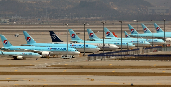 19일 정부 당국에 따르면 이번 주 문재인 대통령이 주재하는 제 5차 비상경제대책회의에서 항공과 정유 등 기간산업에 대한 대책 방안이 논의될 예정이다. / 사진=연합뉴스.