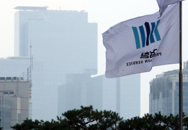 이재용 삼성전자 부회장의 삼성 경영권 불법 승계 혐의에 대한 '검찰수사심의위원회'가 열린 26일 오전 서울 서초구 대검찰청 깃발 뒤로 삼성 서초사옥이 보인다. / 사진=연합뉴스