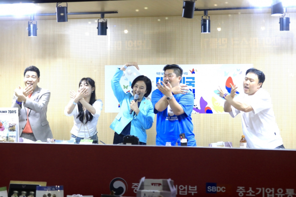 동행세일 실시간 판매 방송에 출연한 박영선 중소벤처기업부 장관. / 사진=연합뉴스