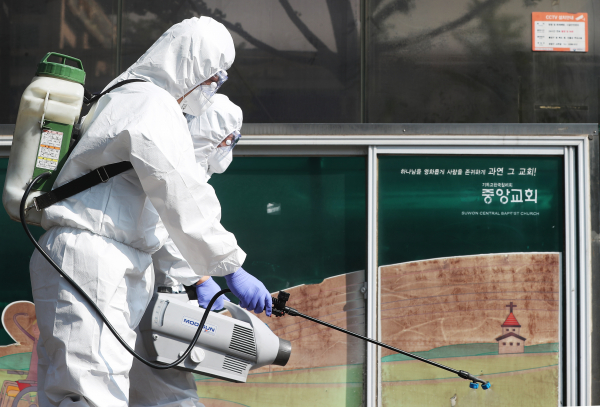28일 경기도 수원시 팔달구 수원중앙침례교회에서 보건소 관계자들이 건물 주변 방역을 하고 있다. / 사진=연합뉴스