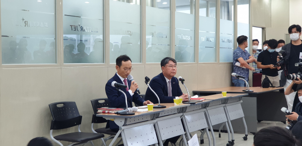29일 이스타항공은 서울 강서구에서 기자회견을 열고 이상직 일가가 보유한 이스타홀딩스 지분을 모두 이스타항공 측에 헌납한다고 밝혔다(사진 오른쪽부터 최종구 이스타항공 대표이사, 김유상 전무). / 사진=박성수 기자