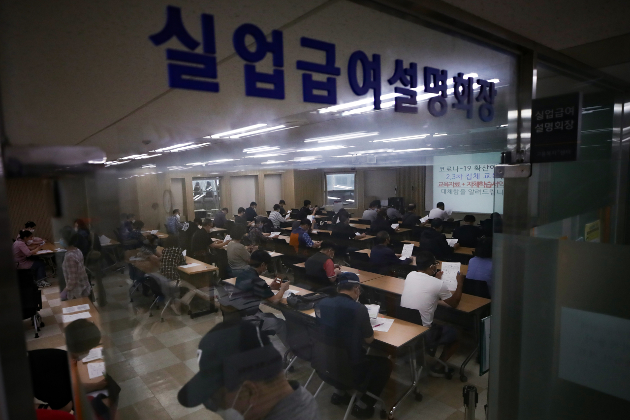 지난 10일 서울 중구 서울고용복지플러스센터를 찾은 구직자들이 실업급여설명회 시작을 기다리며 자리에 앉아 있다. / 사진=연합뉴스