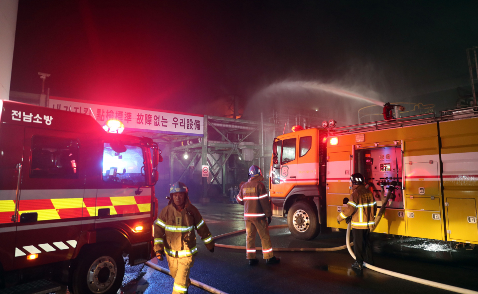 지난 22일 오후 전남 여수시 여수국가산단에 있는 삼남석유화학에서 불이 나 소방당국이 진화작업을 하고 있다. / 사진=연합뉴스