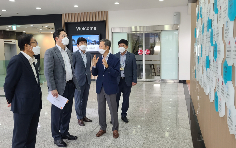 이재용 삼성전자 부회장이 30일 세메스 천안사업장을 찾아 사업장을 살펴보고 있다. / 사진=삼성전자