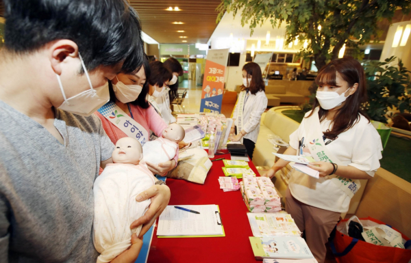 한 지방자치단체 직원이 출산장려홍보활동을 펼치고 있다. / 사진=광주 북구청