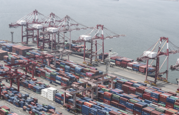 6월 1일 컨테이너 하역 중인 신선대부두 모습. / 사진=연합뉴스