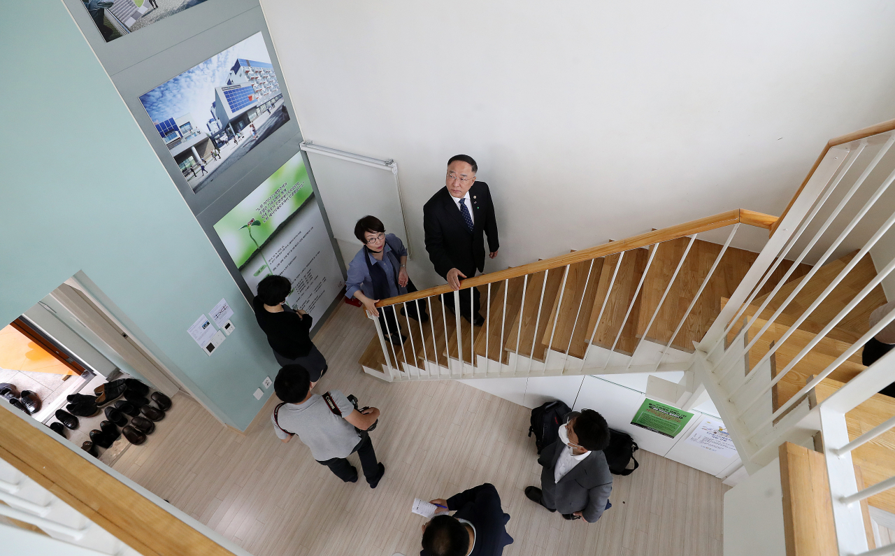 홍남기 경제부총리 겸 기획재정부장관이 지난달 25일 오후 ‘그린뉴딜 현장방문’으로 서울 노원구 이지하우스를 찾아 시설을 둘러보고 있다. / 사진=연합뉴스