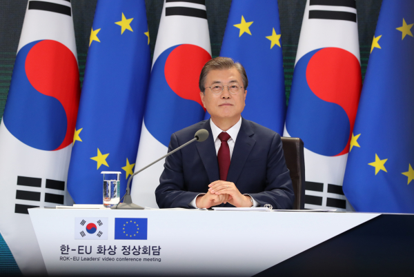 문재인 대통령이 지난 30일 청와대에서 유럽연합(EU)의 샤를 미셸 정상회의 상임의장, 우르줄라 폰데어라이엔 집행위원장과 화상 정상회담을 했다./ 사진=연합뉴스