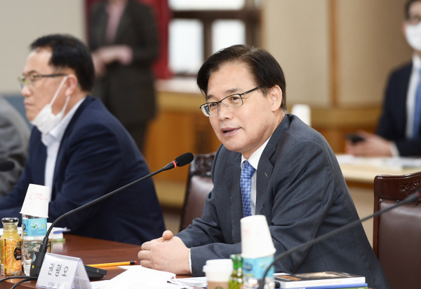 권평오 코트라 사장이 대구시, 경상북도와 함께 지난 6월 24일 대구에서 개최된 '포스트 신종 코로나바이러스 감염증(코로나19) 대응 대구·경북 기업간담회'에서 발언하고 있다. / 사진=연합뉴스