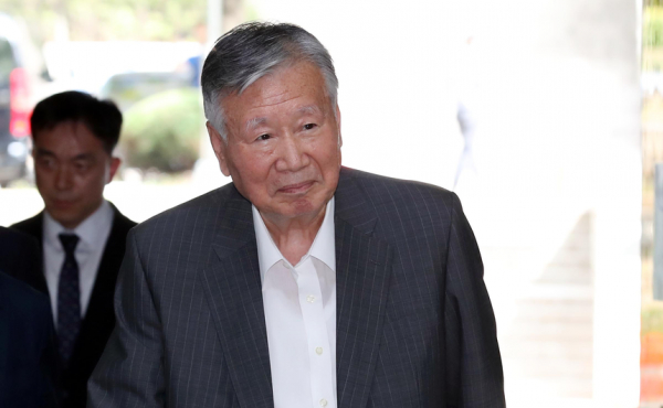 이중근 부영그룹 회장이 지난 2018년 7월 23일 서울 서초구 서울중앙지방법원에서 열린 속행 공판에 출석하기 위해 법정으로 향하고 있다. / 사진=연합뉴스출처 : 시사저널e - 온라인 저널리즘의 미래(http://www.sisajournal-e.com)