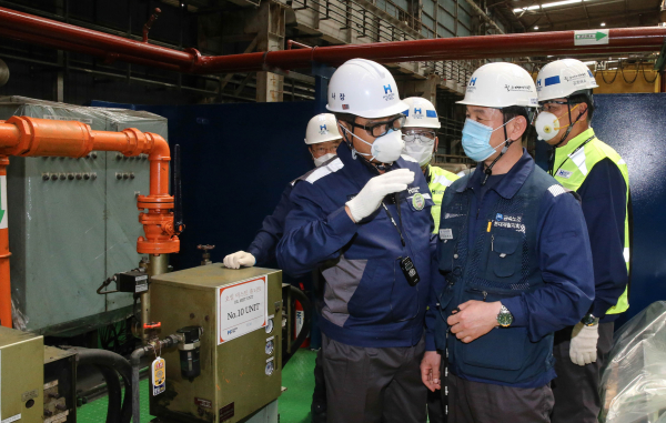 안동일 현대제철 사장이 혁신 명소 1호로 선정된 순천공장 현장을 임직원들과 함께 둘러보고 있다. /사진=현대제철
