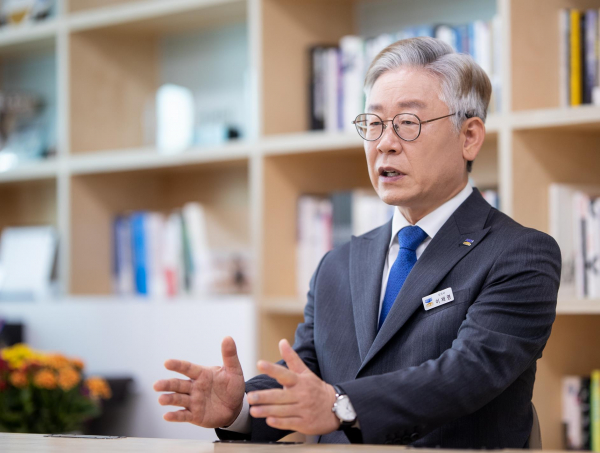 경기도는 3일 5급 승진 예정자 여성공무원 비율이 역대 최고인 38%를 기록했다고 밝혔다. 앞서 이재명 경기도지사는 오는 2022년까지 관리직 고위 여성공무원 비율을 20%까지 확대하겠다고 공약한 바 있다. /사진=연합뉴스