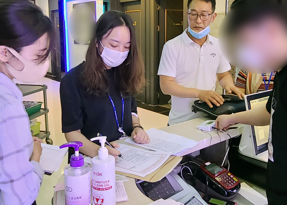 3일 오후 유흥가인 광주 서구 상무지구 한 주점에서 방역 당국 관계자들이 방역 지침 준수 여부를 확인하는 지도점검을 하고 있다. 광주시는 지난달 27일부터 코로나19 확진자가 급증하자 사회적 거리두기를 2단계로 격상했다./사진=연합뉴스