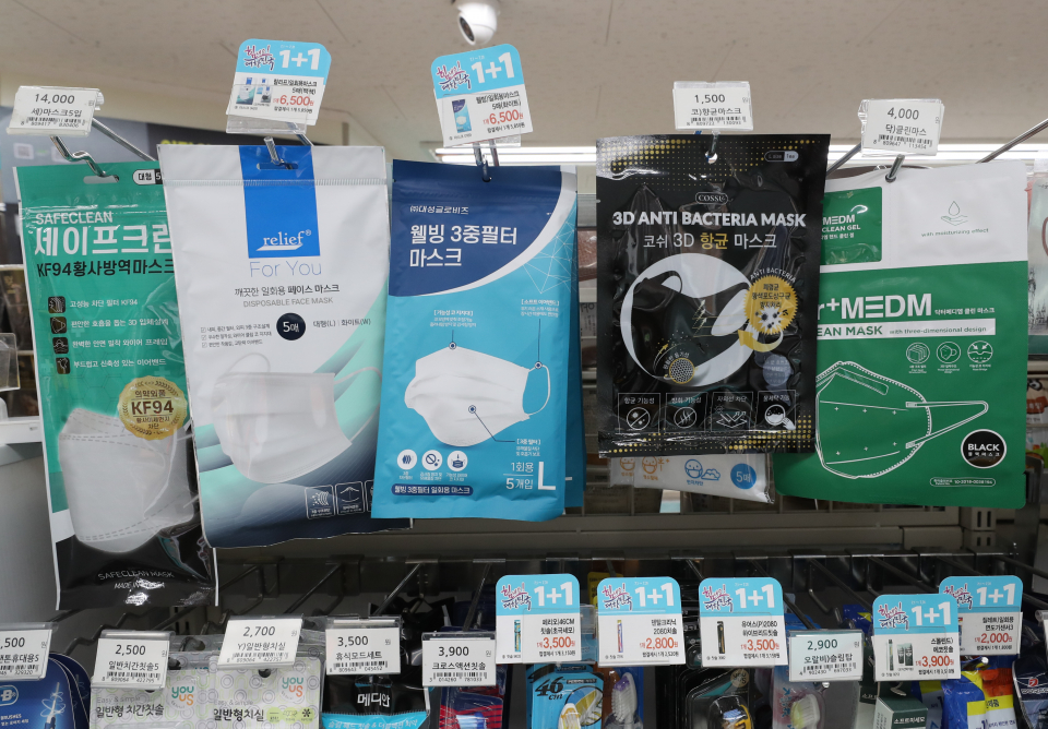 서울 시내의 한 편의점 마스크 진열대 모습./사진=연합뉴스
