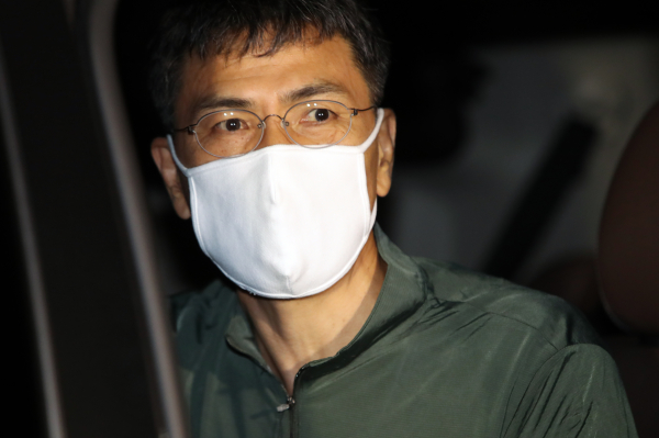 안희정 전 충남지사가 5일 오후 광주교도소를 나서 차량에 오르고 있다. 검찰이 형집행정지 신청을 받아들이면서 안 전 지사는 오는 9일 오후 5시까지 일시 석방됐다. / 사진=연합뉴스