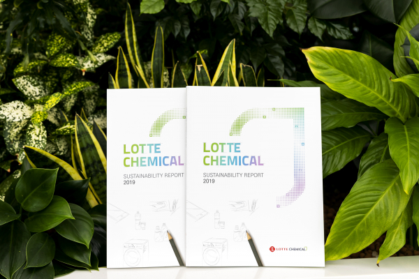 롯데케미칼이 발간한 ‘2019 지속가능경영보고서’. /사진=롯데케미칼