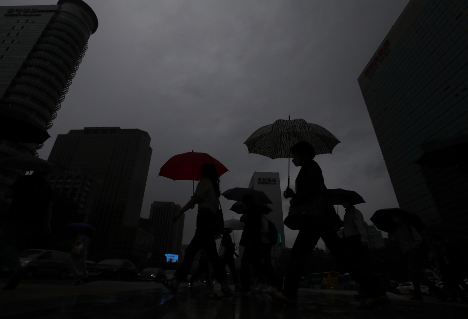 출근길 시민들이 우산을 쓰고 광화문네거리를 지나고 있다. / 사진=연합뉴스