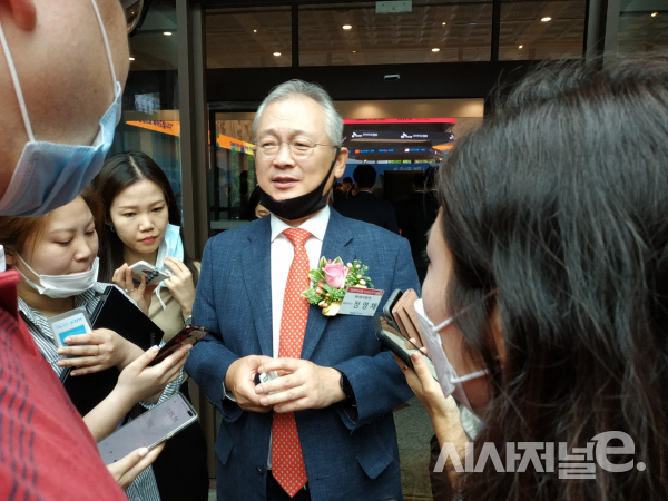 정영채 NH투자증권 대표이사 사장이 2일 SK바이오팜 상장식이 끝난 이후 기자들에게 옵티머스자산운용 사태와 관련해 입장을 설명하고 있다.(사진=이승용 기자)