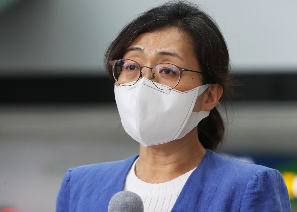 2심에서 당선무효형을 선고받았다가 대법원의 원심 파기환송으로 시장직을 유지하게 된 은수미 성남시장이 9일 오전 경기도 성남시청에서 입장을 밝히고 있다. / 사진=연합뉴스