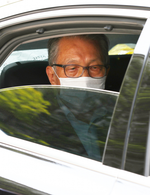 김기춘 전 대통령 비서실장이 9일 서울 서초구 서울고법에서 열린 항소심 선고 공판을 마친 뒤 차량에 탑승해 법원을 나서고 있다./사진=연합뉴스