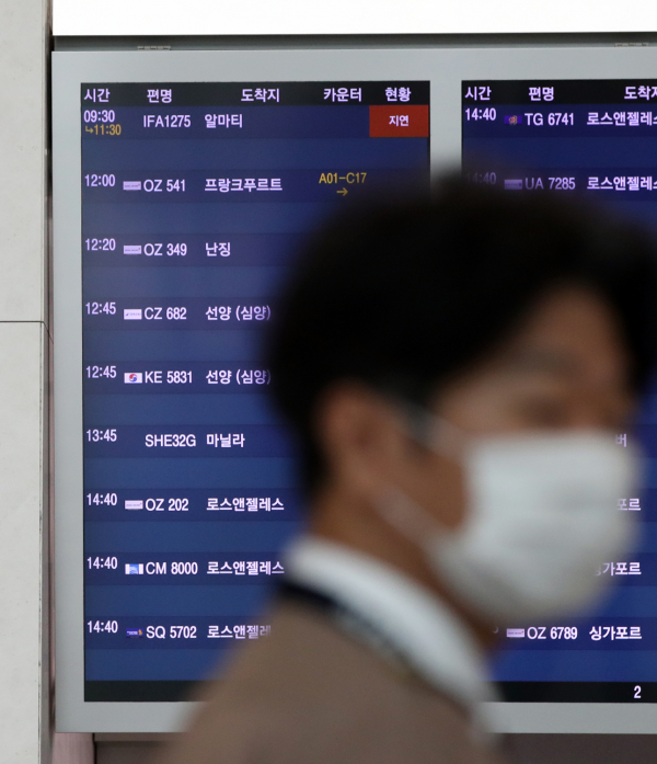 12일 오전 인천국제공항 1터미널 출발편 안내 전광판에 중국 난징(南京)행 아시아나항공 항공편이 표시돼 있다. /사진=연합뉴스