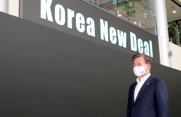 문재인 대통령이 빅데이터 플랫폼 운영기업인 더존비즈온을 방문, 최기영 과학기술정보통신부 장관으로부터 디지털 뉴딜과 관련한 브리핑을 듣고 있다. /사진=연합뉴스