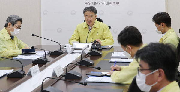 박능후 중앙재난안전대책본부 1차장(보건복지부 장관, 가운데)이 13일 오전 세종시 정부세종청사에서 열린 신종 코로나바이러스 감염증(코로나19) 대응 중앙재난안전대책본부 회의를 주재하며 발언하고 있다. /사진=연합뉴스