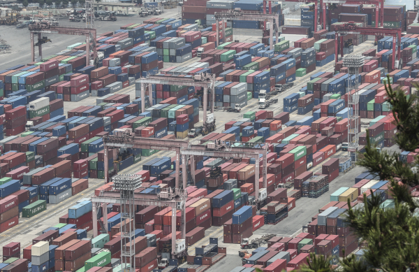 지난달 1일 부산항 신선대부두에 컨테이너가 가득 쌓여있다. / 사진 = 연합뉴스