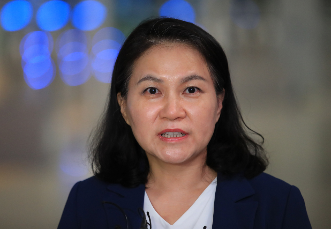 유명희 산업통상자원부 통상교섭본부장이 스위스 제네바에서 열리는 세계무역기구(WTO) 특별 일반이사회에 참석하기 위해 11일 인천국제공항 2터미널을 통해 출국하며 취재진 질문에 답하고 있다. / 사진=연합뉴스