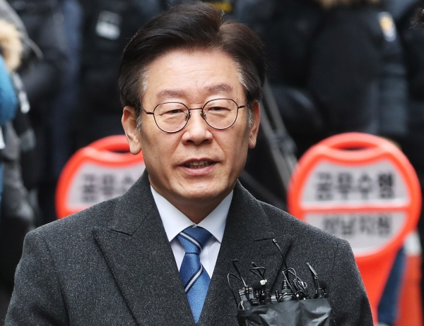 공직선거법 위반 등 혐의로 기소된 이재명 경기지사가 지난해 1월 10일 오후 경기도 성남시 수정구 수원지방법원 성남지원에서 열린 첫 공판에 출석해 취재진 질문에 답하고 있다. / 사진=연합뉴스.