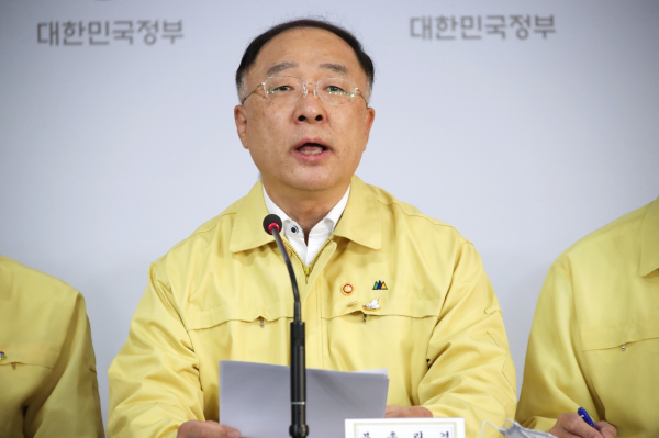 홍남기 부총리가 14일 한 방송에 출연해 주택 공급 확대 채원에서 그린벨트 해제 점검 가능성을 열어두고 있다는 입장을 밝힌데 반해, 박선호 국토부 차관은 검토하지 않고 있다고 말했다. / 사진=연합뉴스