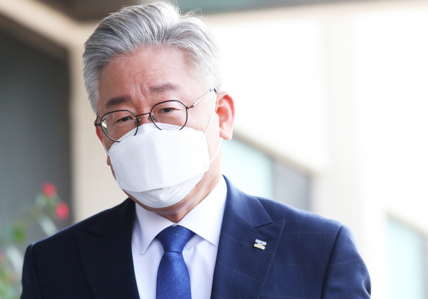 '친형 강제입원'과 관련한 허위사실 공표 혐의 사건에 대한 대법원 선고일인 16일 오전 이재명 경기도지사가 경기도 수원시 경기도청으로 출근하며 취재진 질문에 답하고 있다. / 사진=연합뉴스