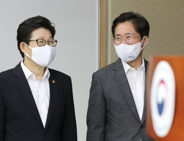 조명래 환경부 장관과 성윤모 산업통상자원부 장관(오른쪽)이 16일 오전 세종시 정부세종청사에서 '그린뉴딜' 주요 내용을 설명하기 위해 이동하고 있다.  사진=연합뉴스