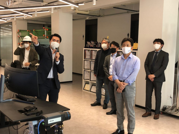 장석영 과학기술정보통신부 제2차관(오른쪽)이 16일 오후 서울 용산구 버넥트를 방문해 제품 시연 설명을 듣고 있다. / 사진=과기부