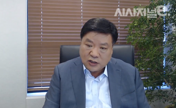 서정진 셀트리온그룹 회장이 20일 긴급 온라인기자회견을 열고 코로나19 항체치료제에 대해 설명하고 있다./ 사진=시사저널e