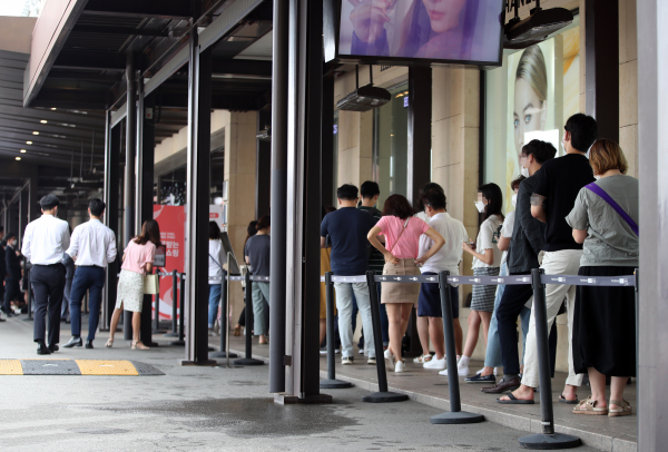 신라면세점 서울점 오픈 시간 오전 10시 전부터 고객들이 면세 재고품을 구매하기 위해 대기하고 있다. / 사진=연합뉴스