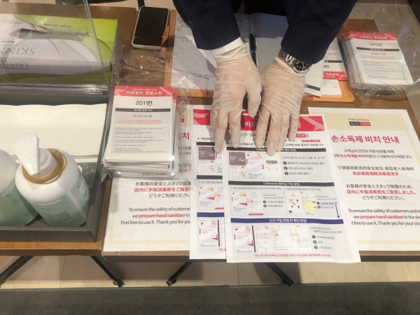 신라면세점 직원이 명품 쇼핑 카드를 배포하고 있다. / 사진=한다원 기자