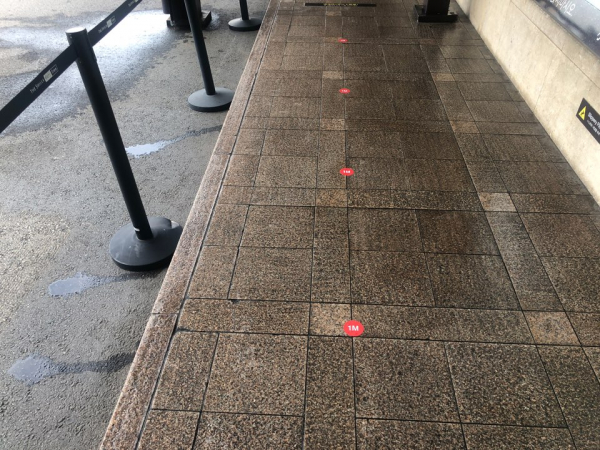 신라면세점은 대기 바닥에 1m 간격 표시를 부착했다. / 사진=한다원 기자