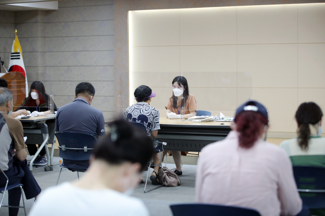 지난 8일 광주 북구 고용복지플러스센터에서 긴급 고용안정지원금을 신청을 상담받으려는 시민들이 순서를 기다리고 있다. / 사진=연합뉴스