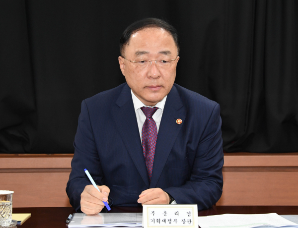 홍남기 부총리 겸 기획재정부 장관이 지난 20일 관계부처 장관회의를 열고 주택공급 확대방안에 대해 논의하고 있다. / 사진=연합뉴스