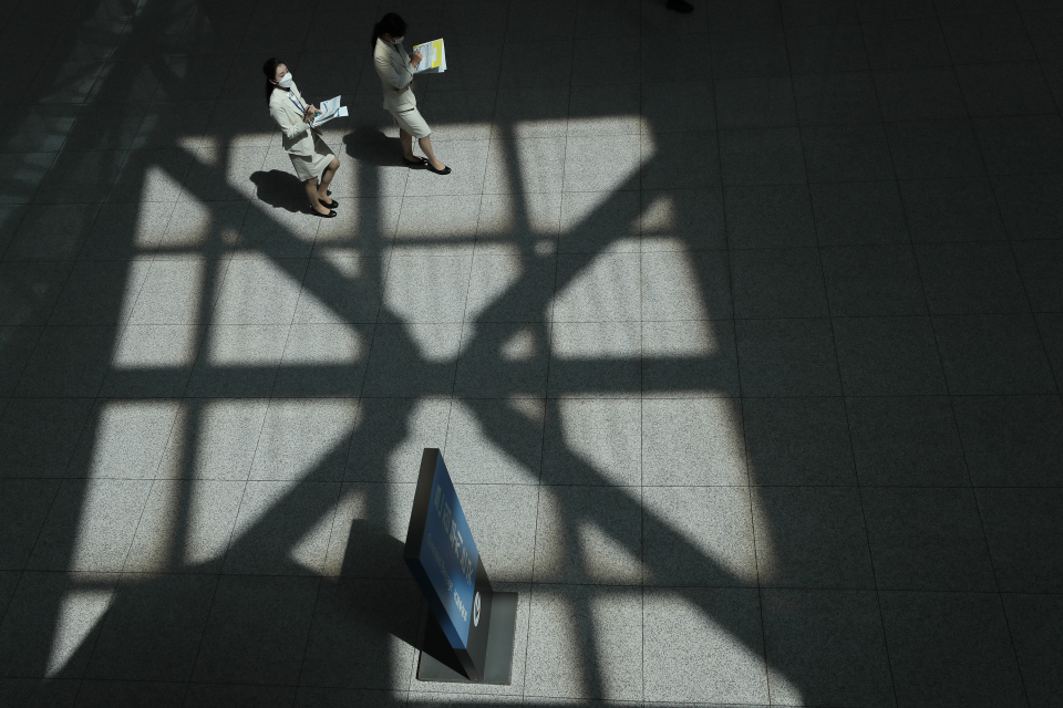 20일 오후 한산한 인천국제공항 1터미널에서 공항 관계자들이 이동하고 있다. / 사진=연합뉴스