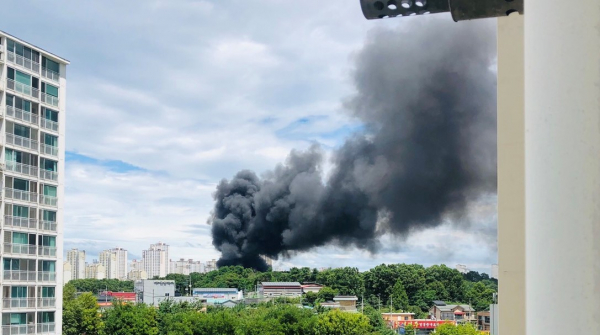 경기 고양시의 한 폐차장에서 불이나 검은 연기가 관측되고 있다. / 사진=독자제공