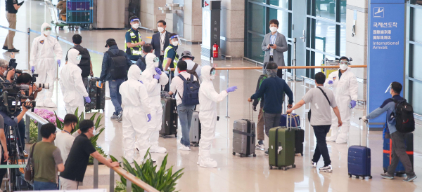 지난 24일 오전 공군 공중급유기 'KC-330'를 타고 인천공항에 도착한 이라크 파견 근로자들이 입국장을 나서고 있다. / 사진=연합뉴스