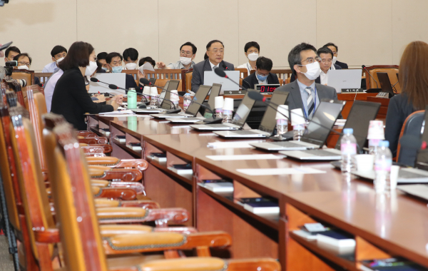 28일 오후 국회에서 열린 기획재정위원회 전체회의에서 미래통합당 의원들이 야당 발의 법안은 제쳐두고 민주당 법안만 상정해 처리하려 한다며 퇴장, 의원들의 자리가 비어있다. /사진=연합뉴스